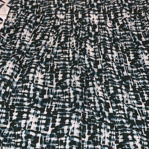 Large open back lightweight abstract geometric print 3/4 sleeves by Peppermint - Picture 3 of 3